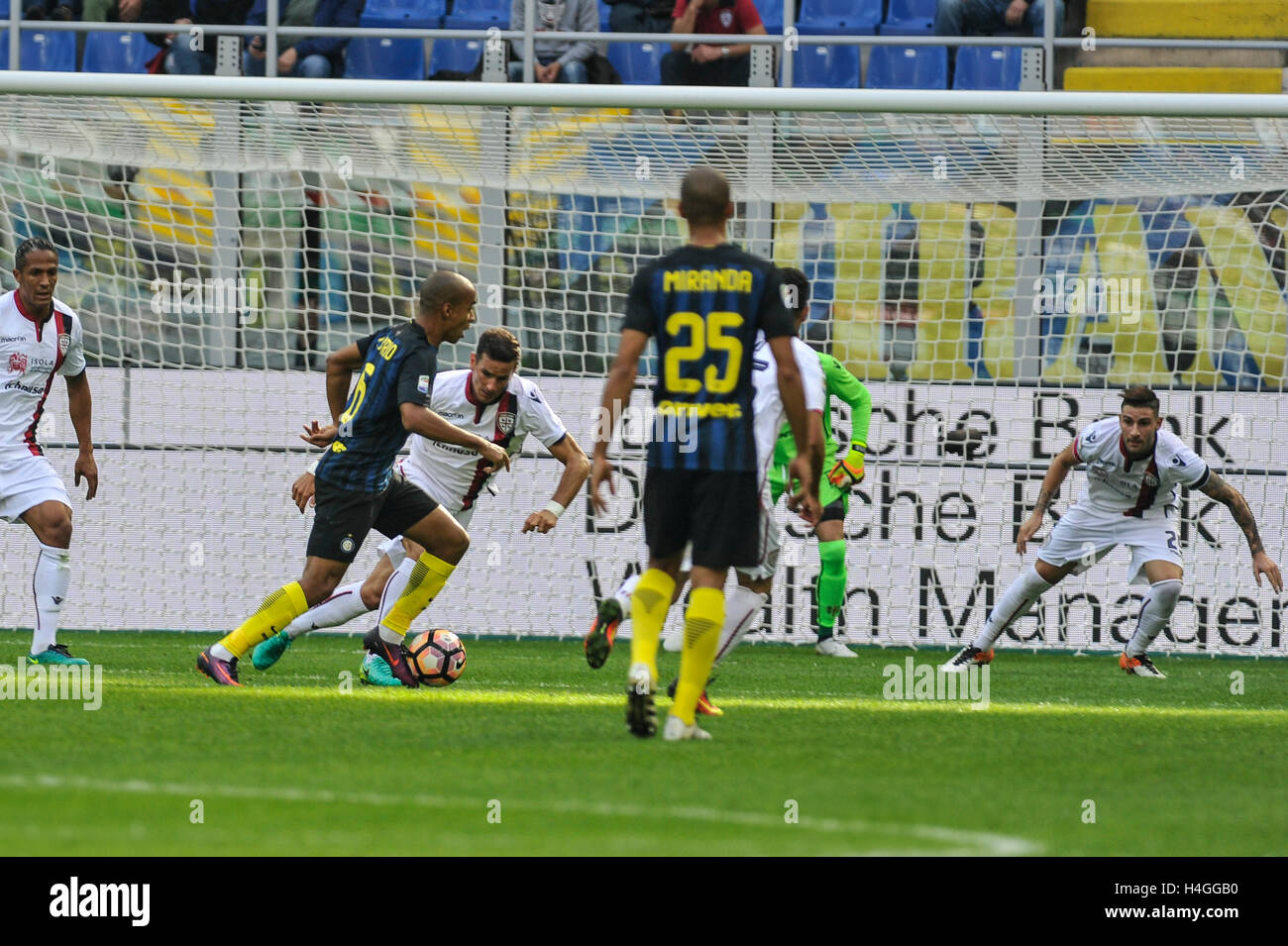 Mailand, Italien. 16. Oktober 2016. Joao Mario von FC Inter in Aktion während der italienischen Serie A-League-Spiel zwischen Inter Mailand und Cagliari im San Siro Stadion in Mailand, Italien. Bildnachweis: Aktion Plus Sport/Alamy Live-Nachrichten Stockfoto