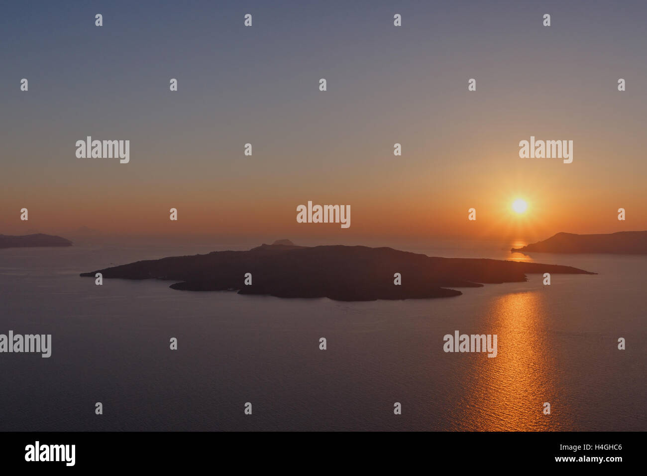 Blick auf Sonnenuntergang hinter Caldera von Santorin Stockfoto