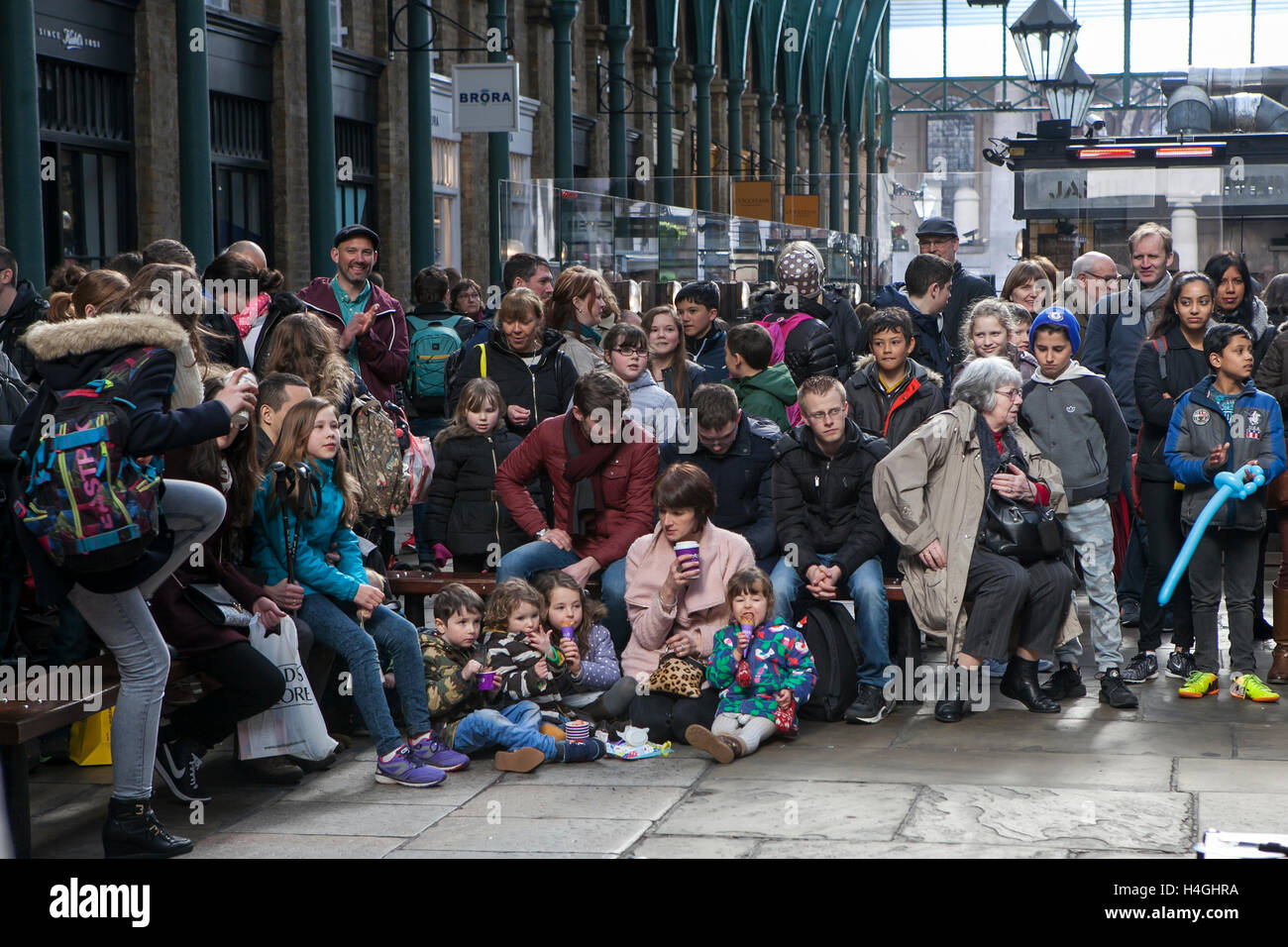 London, UK - 17. Juli 2016. Menschen beobachten Magier Leistung in Covent Garden Stockfoto