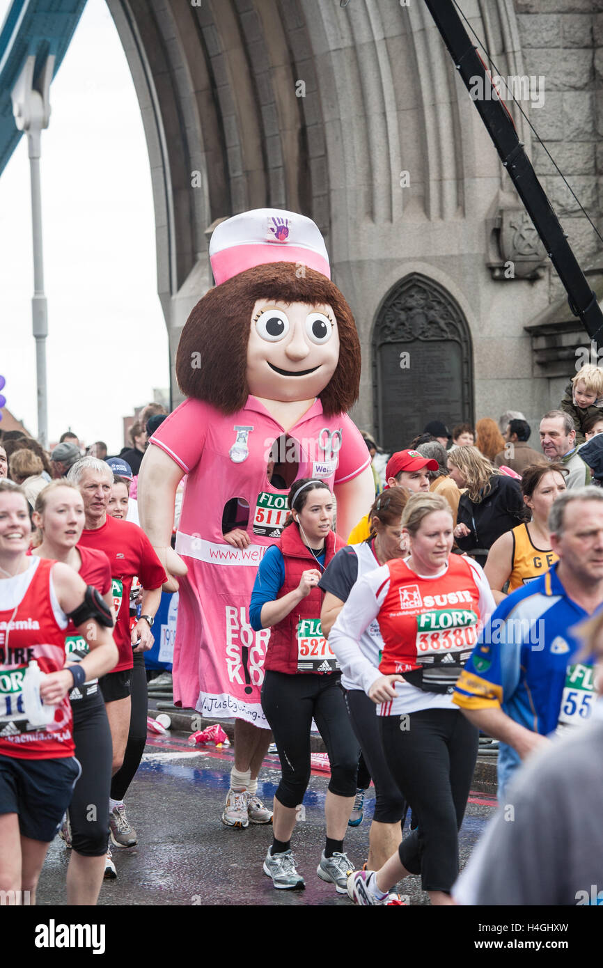 London Marathon, Kostüm, Kostüme, Läufer teilnehmen, die im legendären  London Marathon, London, England, UK, gut Kind Krankenschwester  Stockfotografie - Alamy