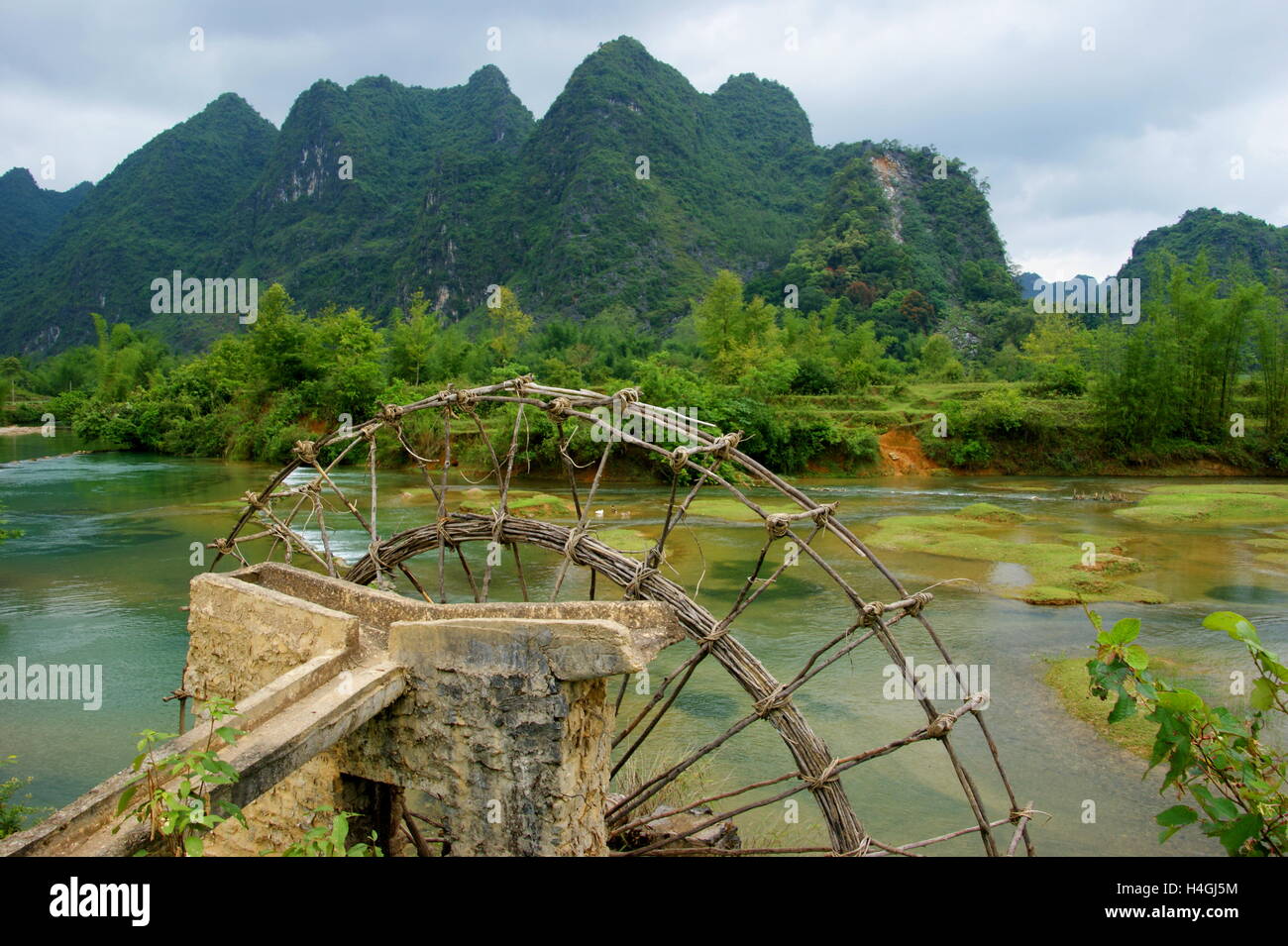 Traditionelle Wassermühle. Die Nutzung der Wasserkraft für die Bewässerung. Cao Bang, Vietnam Stockfoto