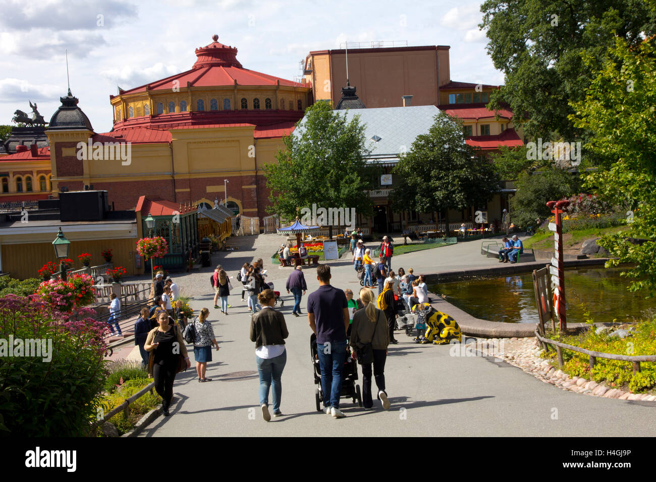 Besucher schlendern über das Gelände des Skansen, erste Open-Air-Museum der Welt – und eines der beliebtesten Stockholm Sehenswürdigkeiten. Stockfoto