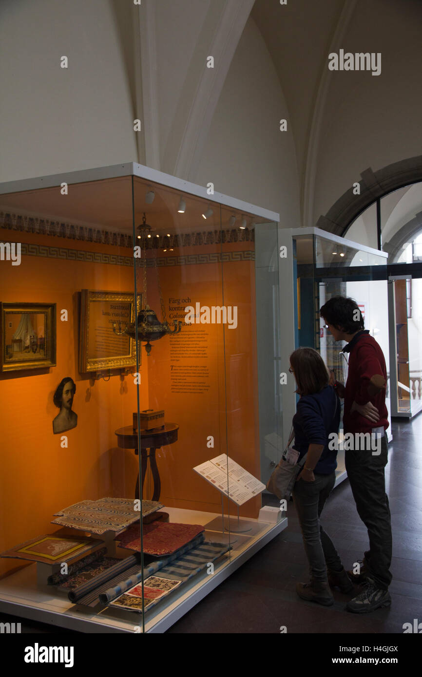 Besucher lesen Home & Gehäuse-Ausstellung im nordischen Museum in Stockholm, Schweden. Stockfoto