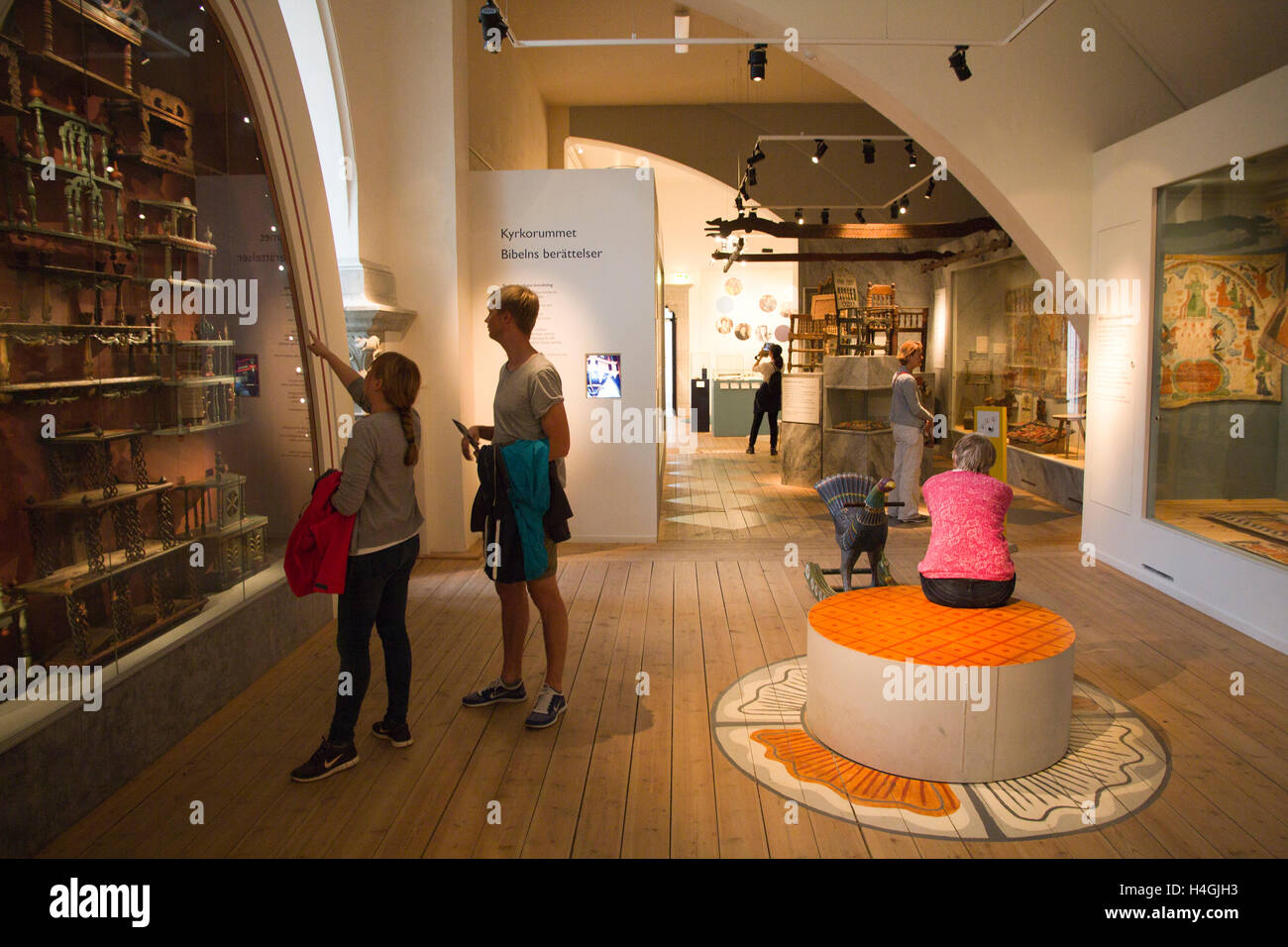 Besucher durchgehen Volkskunst Exponate im nordischen Museum in Stockholm, Schweden. Stockfoto