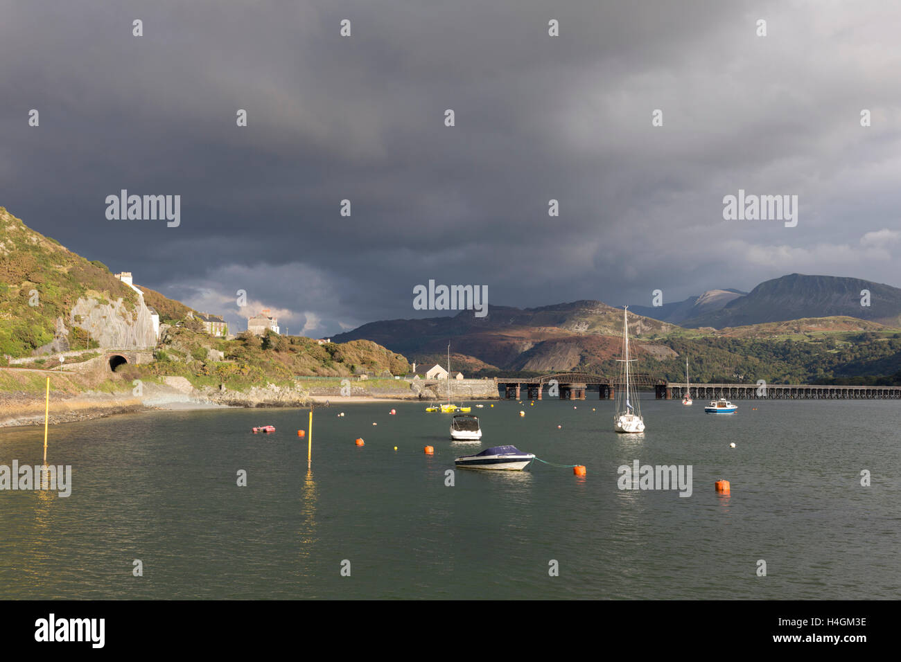 Boote vertäut an der Mündung der Mawddach mit Cader Idris in der Ferne Barmouth, Gwynedd, Nordwales, UK Stockfoto