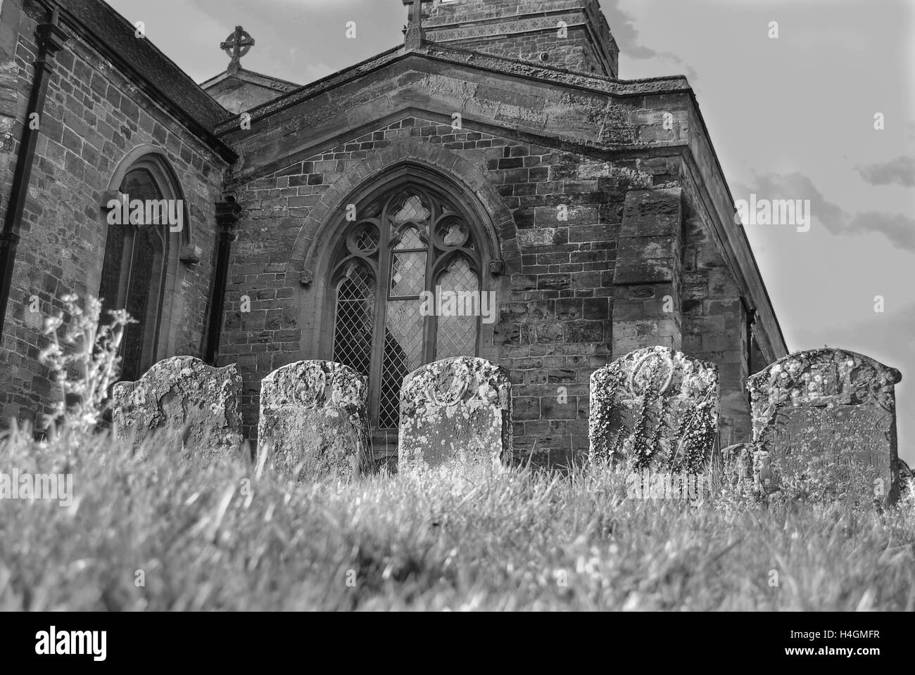 Dorfkirche in schwarz / weiß Stockfoto