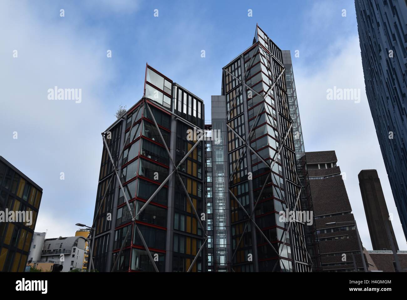 Gläserne Türme und Reflexionen Stockfoto