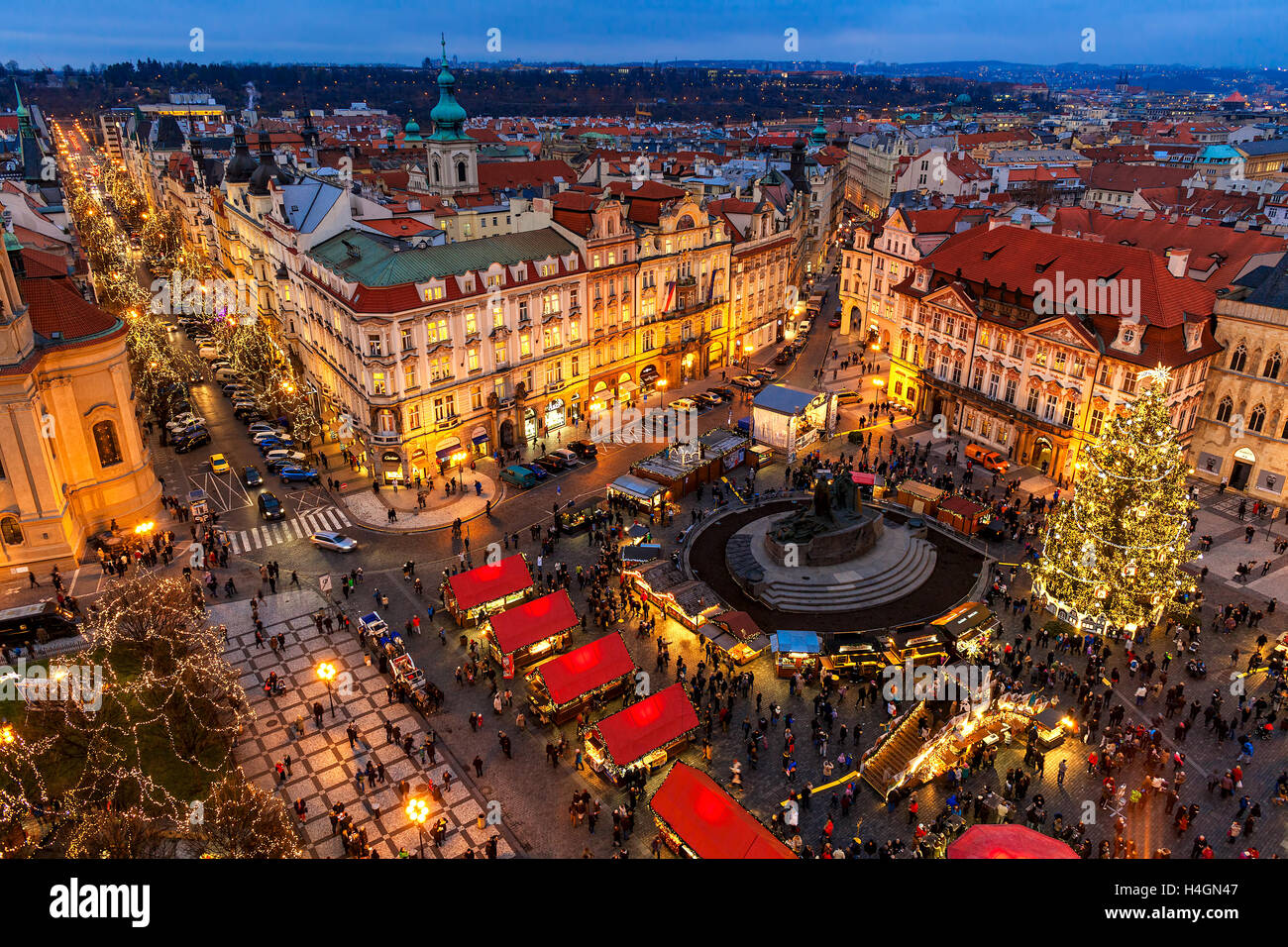 Blick von oben auf traditionelle Weihnachtsmarkt auf dem Altstädter Ring in Prag. Stockfoto
