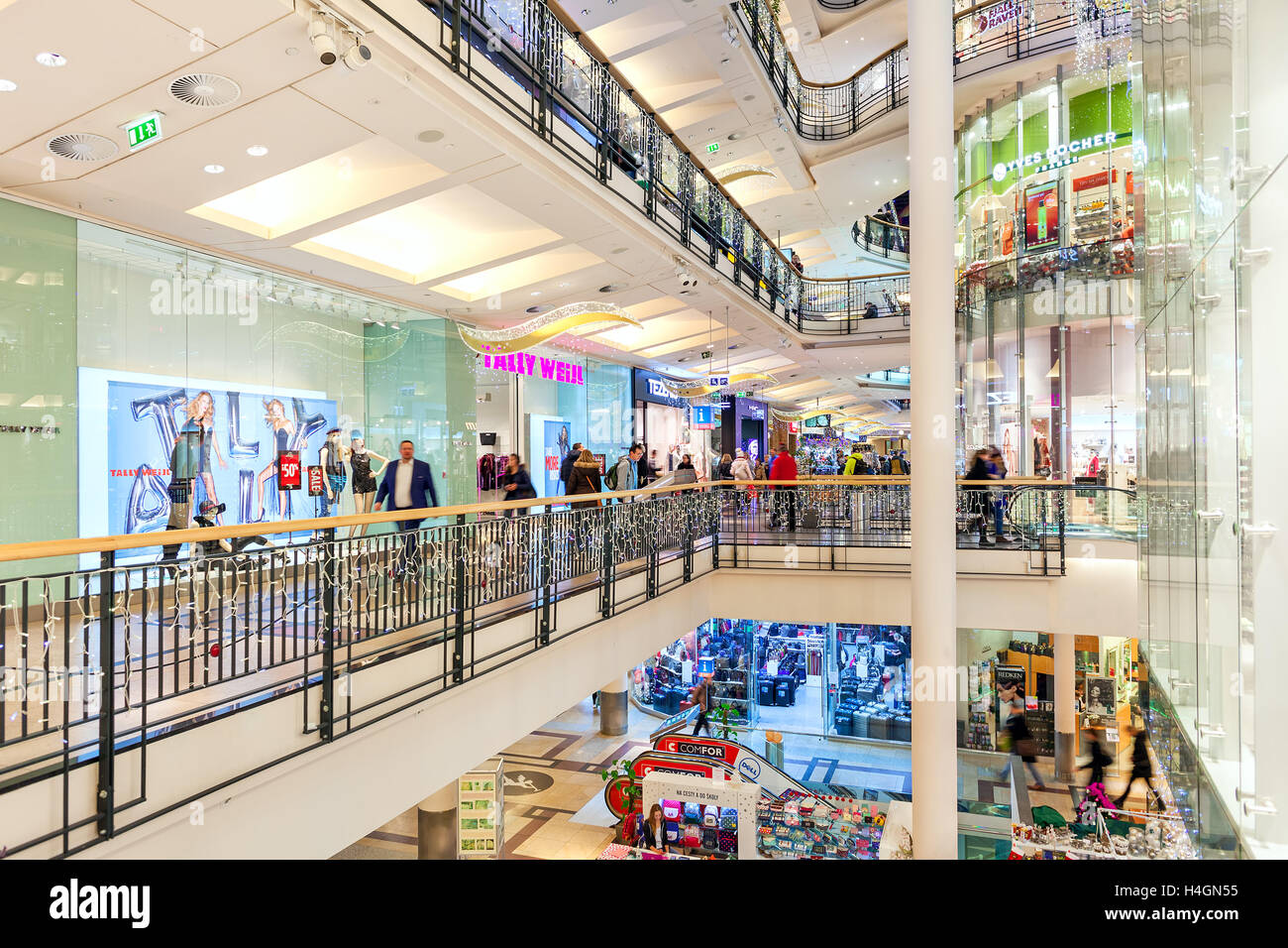Innenansicht des Einkaufszentrum Palladium dekoriert für Weihnachtsferien in Prag, Tschechien. Stockfoto