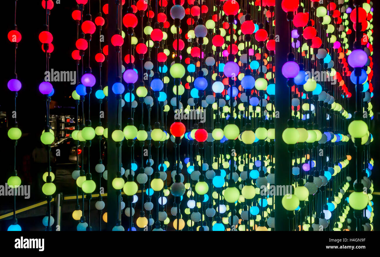 abstrakte Lichtpunkte, Fantasie abstrakte Technik Hintergrund, farbige Lichtkugeln in einem Raum beleuchtet anders, selektive focu Stockfoto