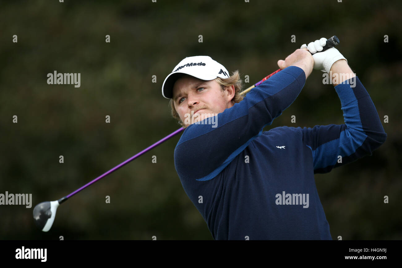 Englands Eddie Pepperell Abschläge aus am 6. Loch tagsüber vier von The British Masters in The Grove, Chandler's Cross. PRESSEVERBAND Foto. Bild Datum: Sonntag, 16. Oktober 2016. Vgl. PA Geschichte British GOLF. Bildnachweis sollte lauten: Steven Paston/PA Wire. Einschränkungen: Verwendung Beschränkungen unterworfen. Nur zur redaktionellen Verwendung. Keine kommerzielle Nutzung. Rufen Sie + 44 (0) 1158 447447 für weitere Informationen. Stockfoto