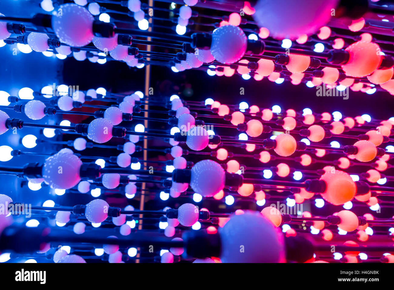 abstrakte Lichtpunkte, Fantasie abstrakte Technik Hintergrund, farbige Lichtkugeln in einem Raum beleuchtet anders, selektive focu Stockfoto