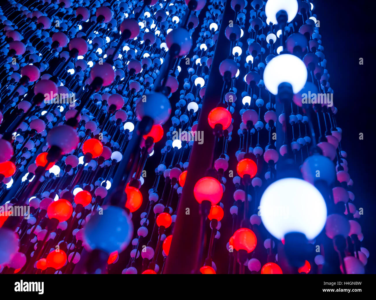 abstrakte Lichtpunkte, Fantasie abstrakte Technik Hintergrund, farbige Lichtkugeln in einem Raum beleuchtet anders, selektive focu Stockfoto