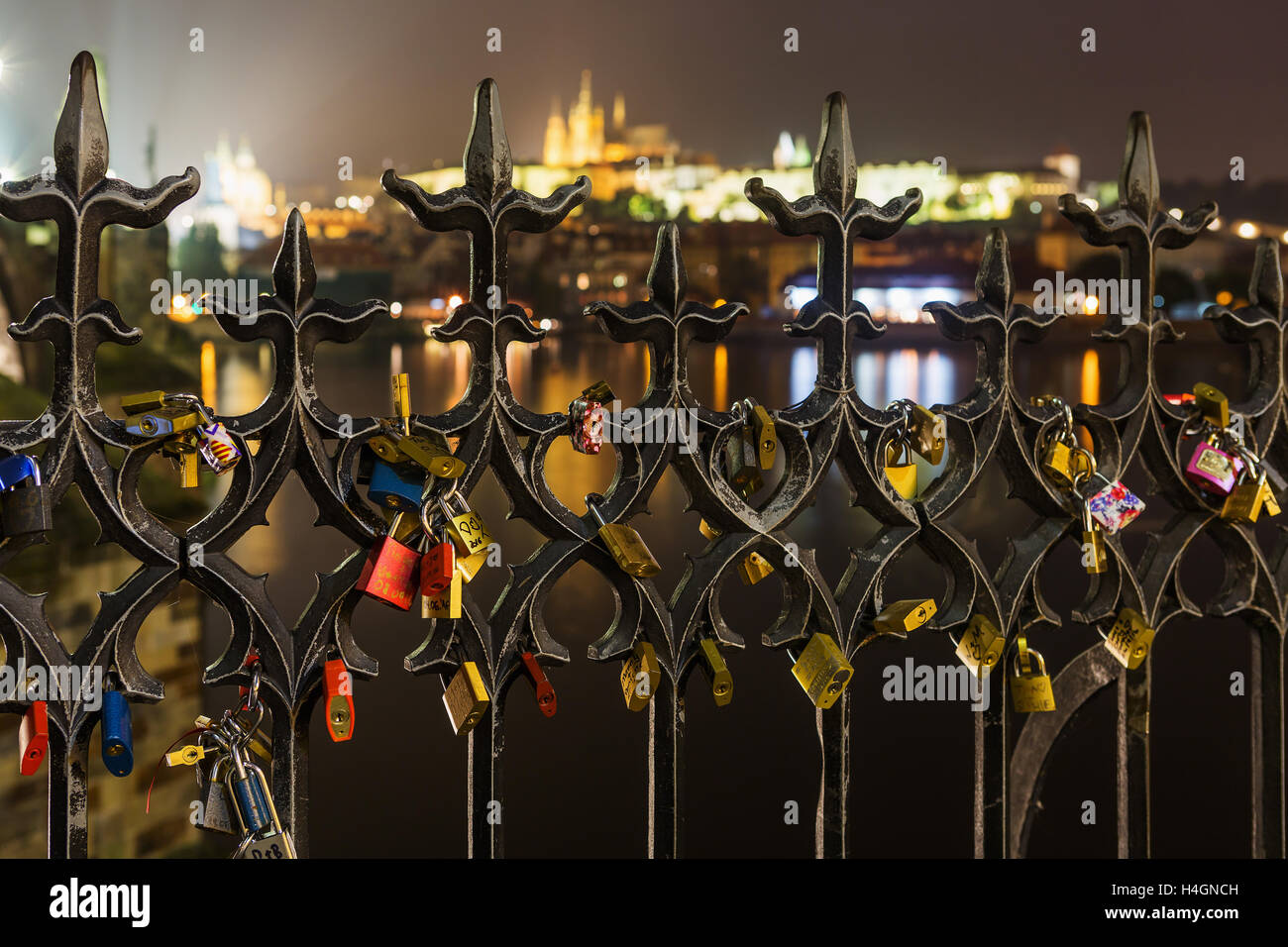 Viele Liebe Sperren auf dem Zaun, verschwommen Herz Vorhängeschloss auf der Karlsbrücke in Prager Hradschin Hintergrund. Liebe Schlösser hängen von Stockfoto