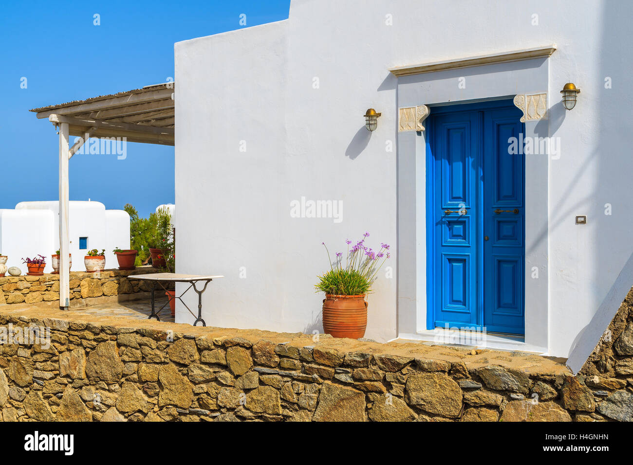 Blaue Tür typischen weißen griechischen Hauses in Mykonos-Stadt, Insel Mykonos, Griechenland Stockfoto