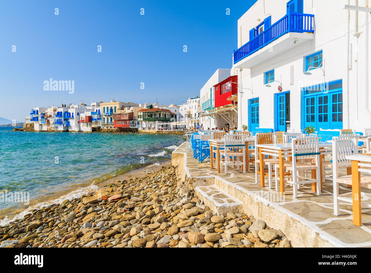 Blick auf Strand und Taverne Gebäude in Klein-Venedig Teil von Mykonos-Stadt, Insel Mykonos, Griechenland Stockfoto