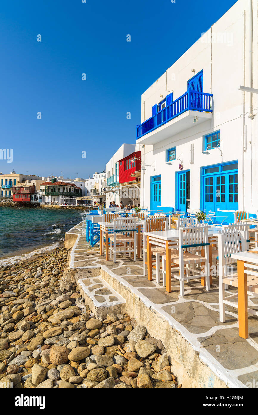 Taverna Tabellen auf Küstenpromenade entlang Strand in Klein-Venedig Teil von Mykonos-Stadt, Insel Mykonos, Griechenland Stockfoto