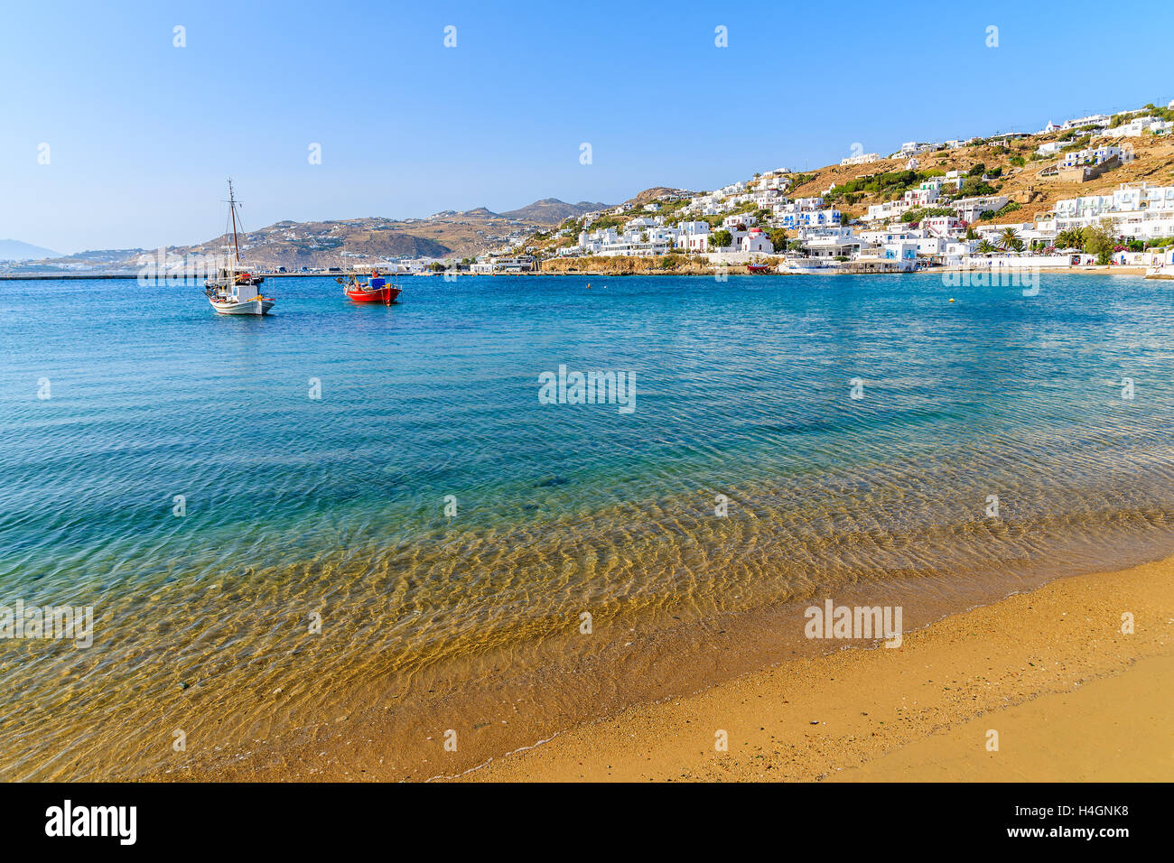 Blick auf den schönen Strand mit türkisfarbenem Meerwasser in Mykonos-Stadt, Insel Mykonos, Griechenland Stockfoto