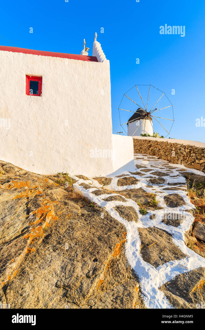 Ein Weg zur Windmühle auf Mykonos, Kykladen, Griechenland Stockfoto