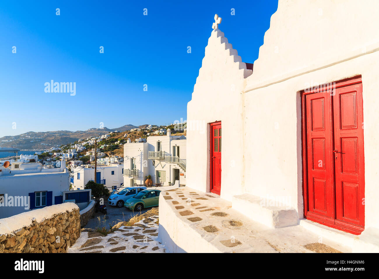 Typische griechische weiße Kirche mit roten Türen in Mykonos-Stadt, Insel Mykonos, Griechenland Stockfoto