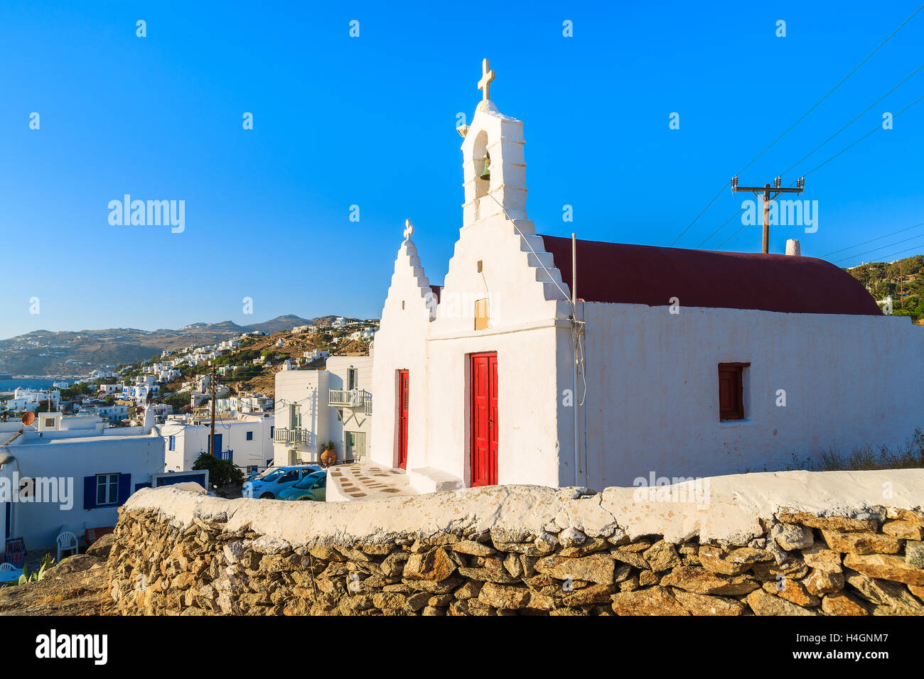 Typische griechische weiße Kirchengebäude in Mykonos-Stadt, Insel Mykonos, Griechenland Stockfoto