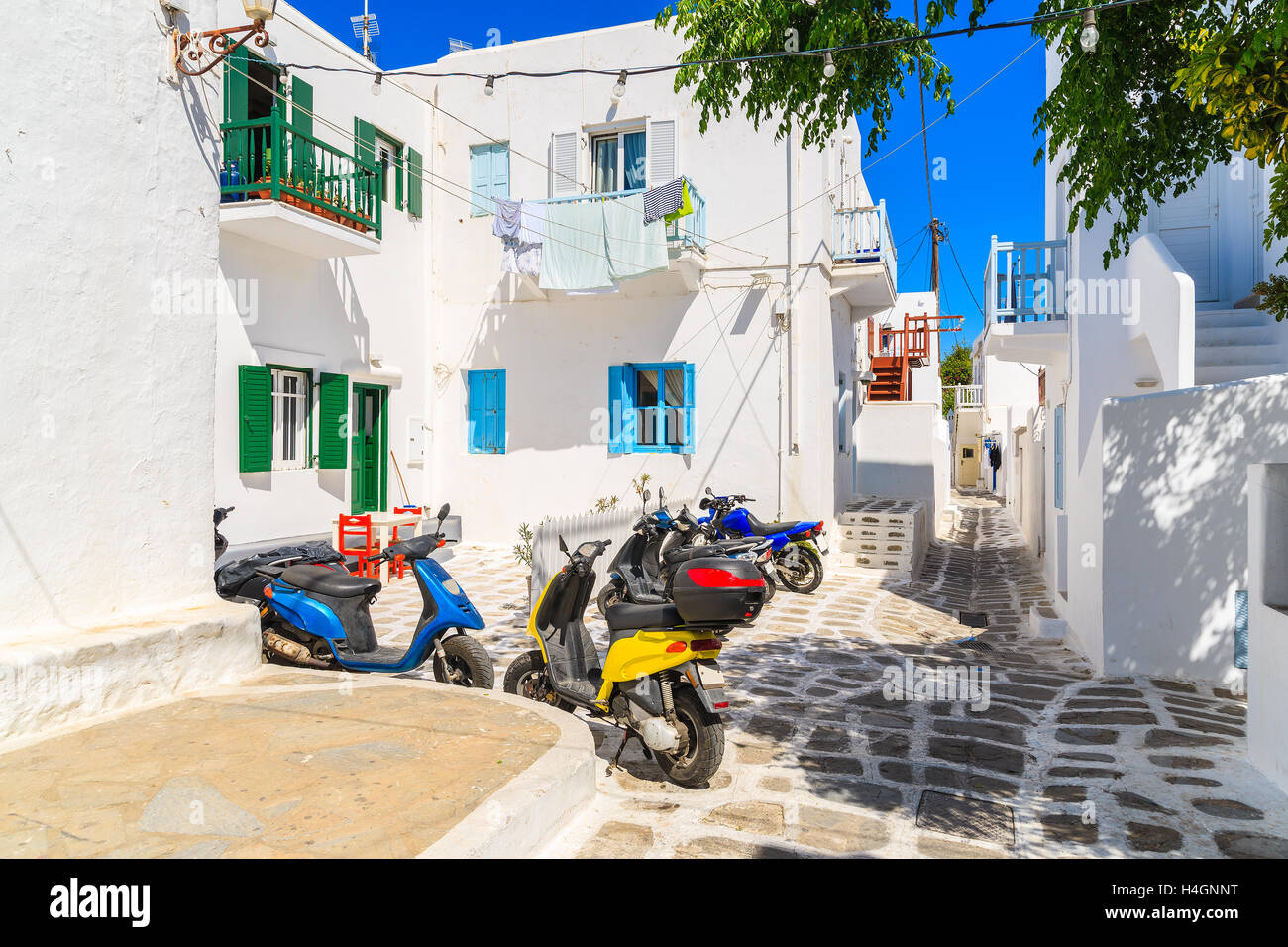 Die Stadt MYKONOS, Griechenland - 16. Mai 2016: Bunte Roller geparkt auf Straße in Mykonos-Stadt auf der Insel Mykonos, Kykladen, Griechenland Stockfoto