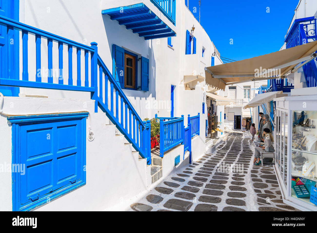 Eine Ansicht der weiß getünchten kykladische Straße in der schönen Stadt Mykonos, Kykladen, Griechenland Stockfoto