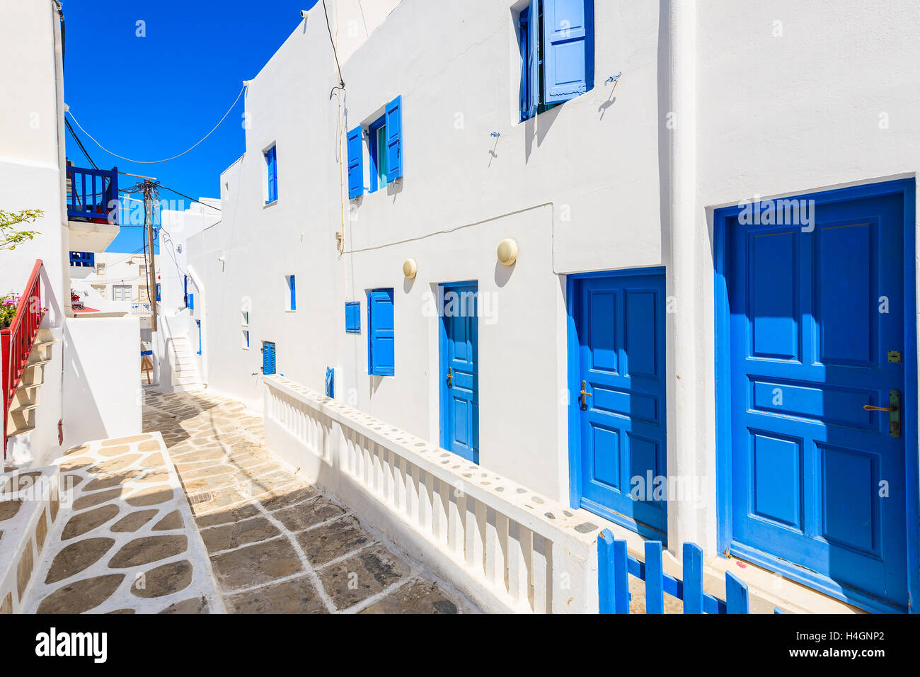 Ein Blick auf die weiß getünchten Street mit blauen Türen der Häuser in der schönen Stadt Mykonos, Kykladen, Griechenland Stockfoto