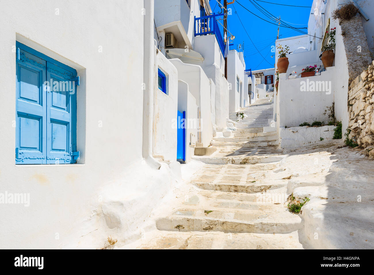 Ein Blick auf weiß getünchten Straße mit blauen Fenstern und Türen in der schönen Stadt Mykonos, Kykladen, Griechenland Stockfoto