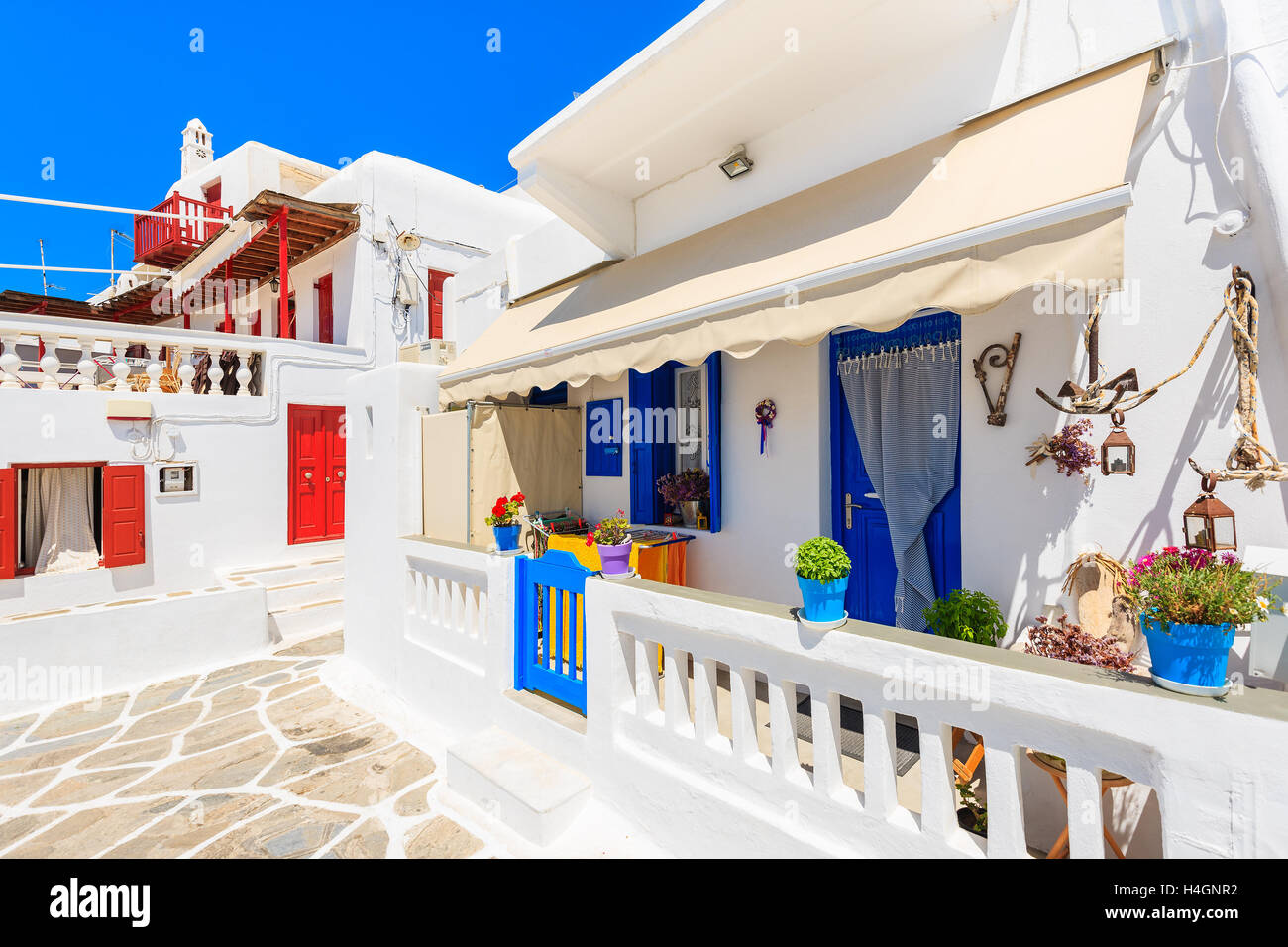 Blick auf weiß getünchten Straße mit typischen griechischen Häusern in schönen Stadt Mykonos, Kykladen, Griechenland Stockfoto