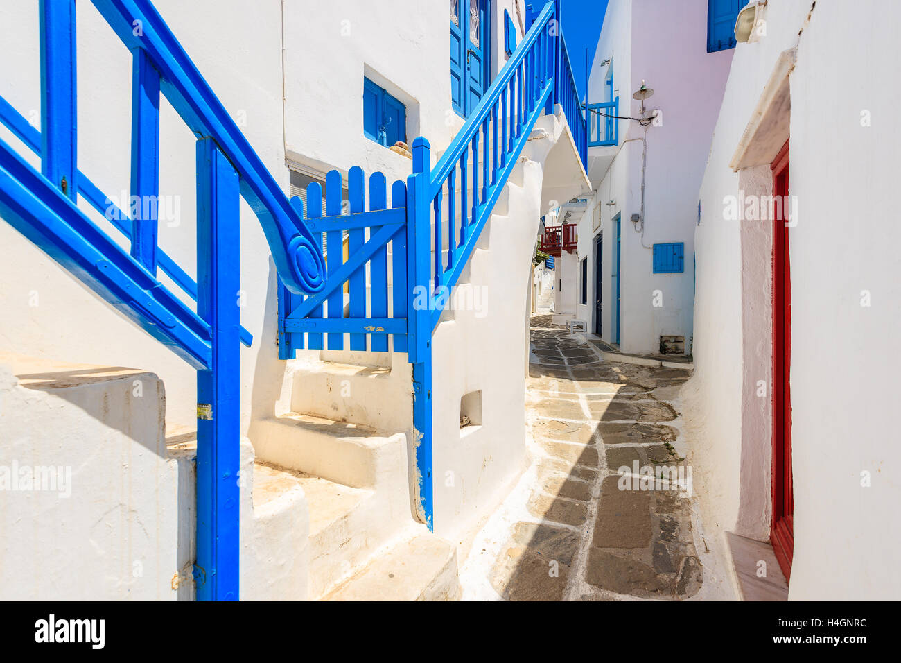 Typische Straße der schönen Mykonos-Stadt mit weißen und blauen griechische Architektur, Kykladen, Griechenland Stockfoto