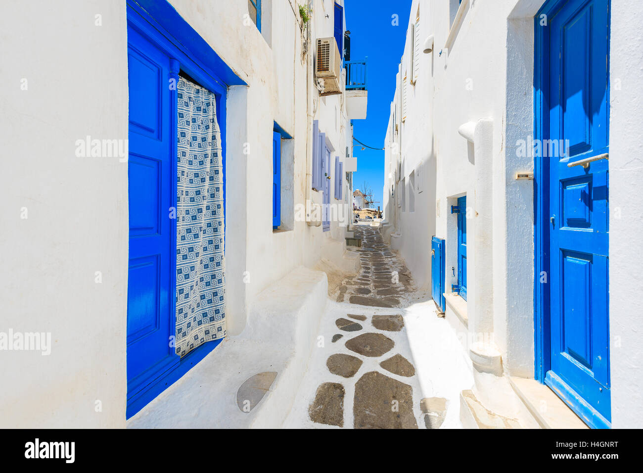 Ein Blick auf weiß getünchten Straße mit blauen Türen in Mykonos-Stadt, Kykladen, Griechenland Stockfoto