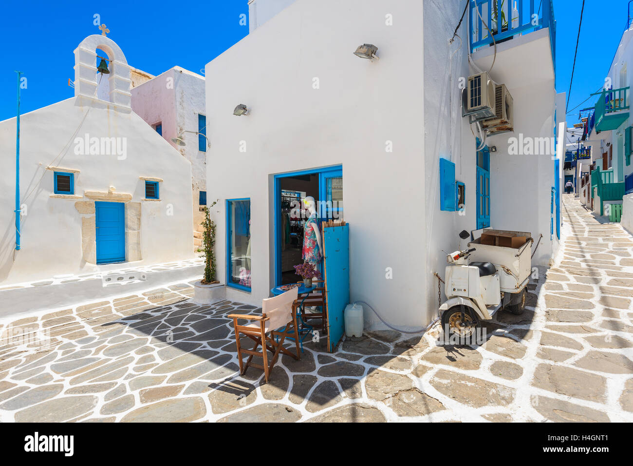 Platz mit Kirche und Dorfladen in weiß getünchten Straße mit typischen griechischen Architektur in schönen Mykonos-Stadt, Cyclades isla Stockfoto