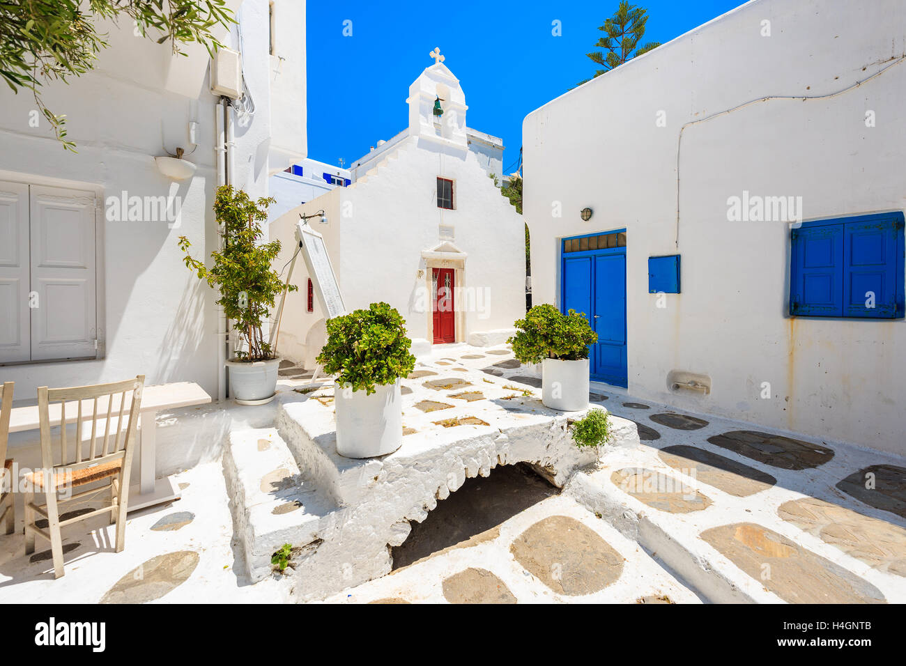 Platz mit Kirche in weiß getünchten Straße mit typischen griechischen Architektur in schönen Mykonos-Stadt, Kykladen, Griechenland Stockfoto