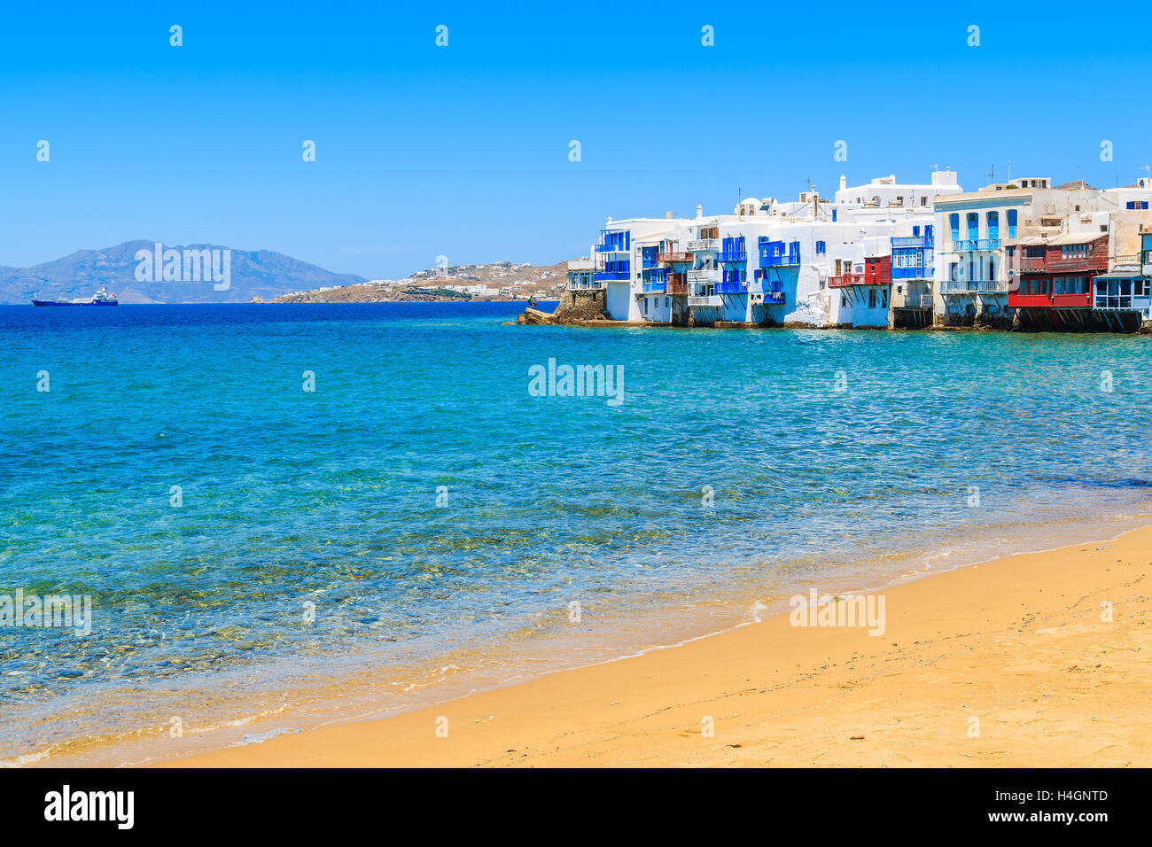 Ein Blick auf Strand und bunte Häuser in Klein-Venedig Teil von Mykonos-Stadt, Insel Mykonos, Griechenland Stockfoto