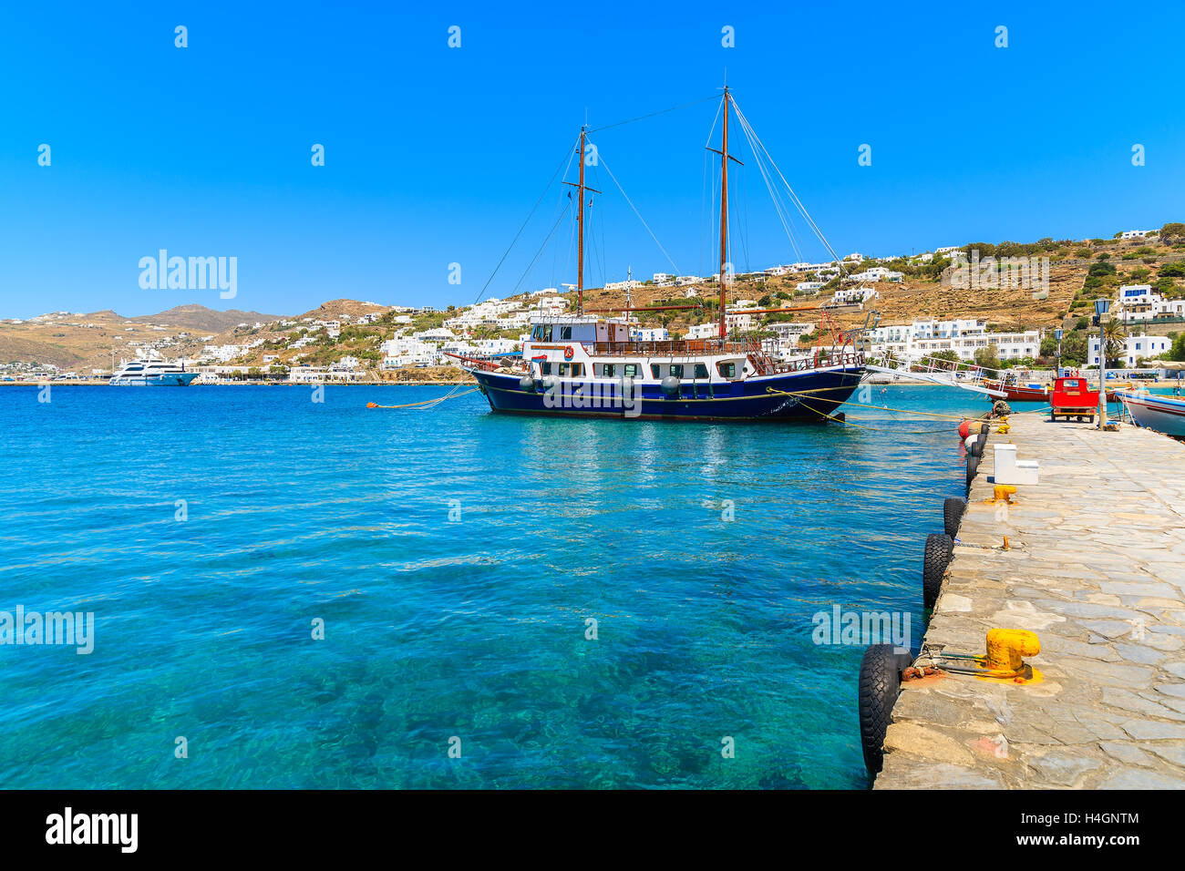 Traditionelle Holz Segelboot Liegeplatz im Hafen von Mykonos, Kykladen, Griechenland Stockfoto