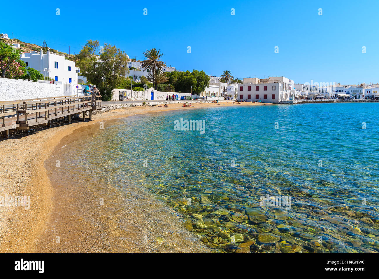 Blick auf den schönen Strand mit türkisfarbenem Meerwasser in Mykonos Hafen, Insel Mykonos, Griechenland Stockfoto