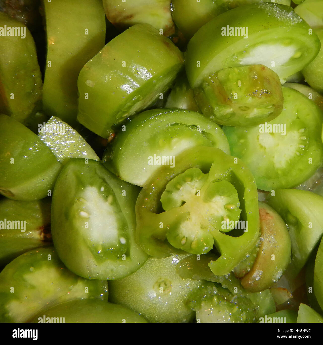 Haufen von geschnittene kleine grüne Tomaten, Hintergrund Stockfoto