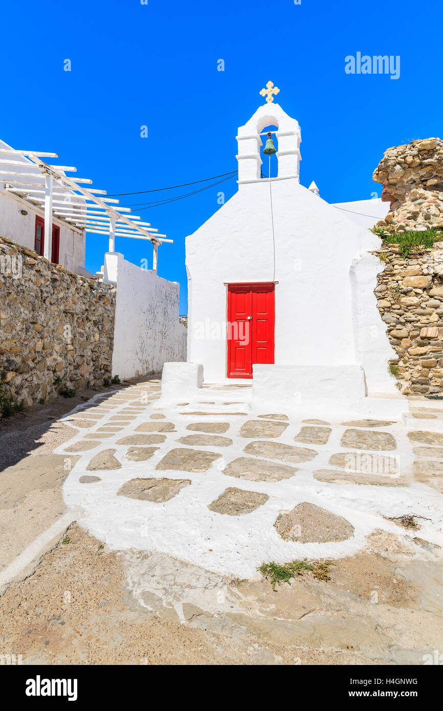 Typische griechische weiße Kirchengebäude in Mykonos-Stadt, Kykladen, Griechenland Stockfoto