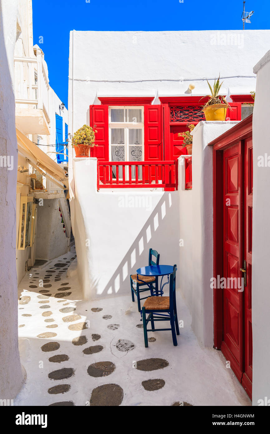 Ein Tisch mit zwei Stühlen in weiß getünchten Straße im schönen Stadt Mykonos, Kykladen, Griechenland Stockfoto