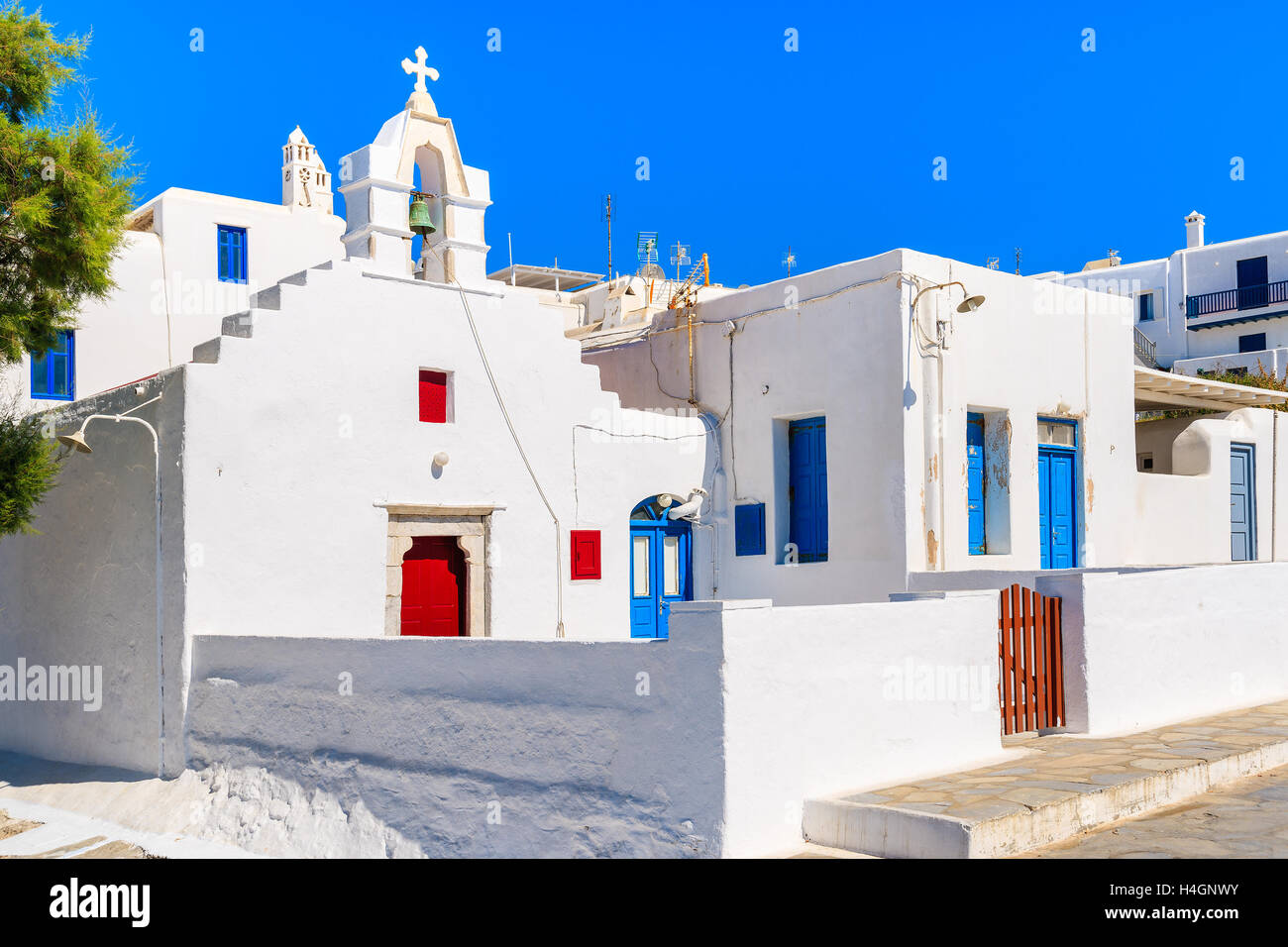 Typische griechische weiße Kirchengebäude in Mykonos-Stadt, Kykladen, Griechenland Stockfoto