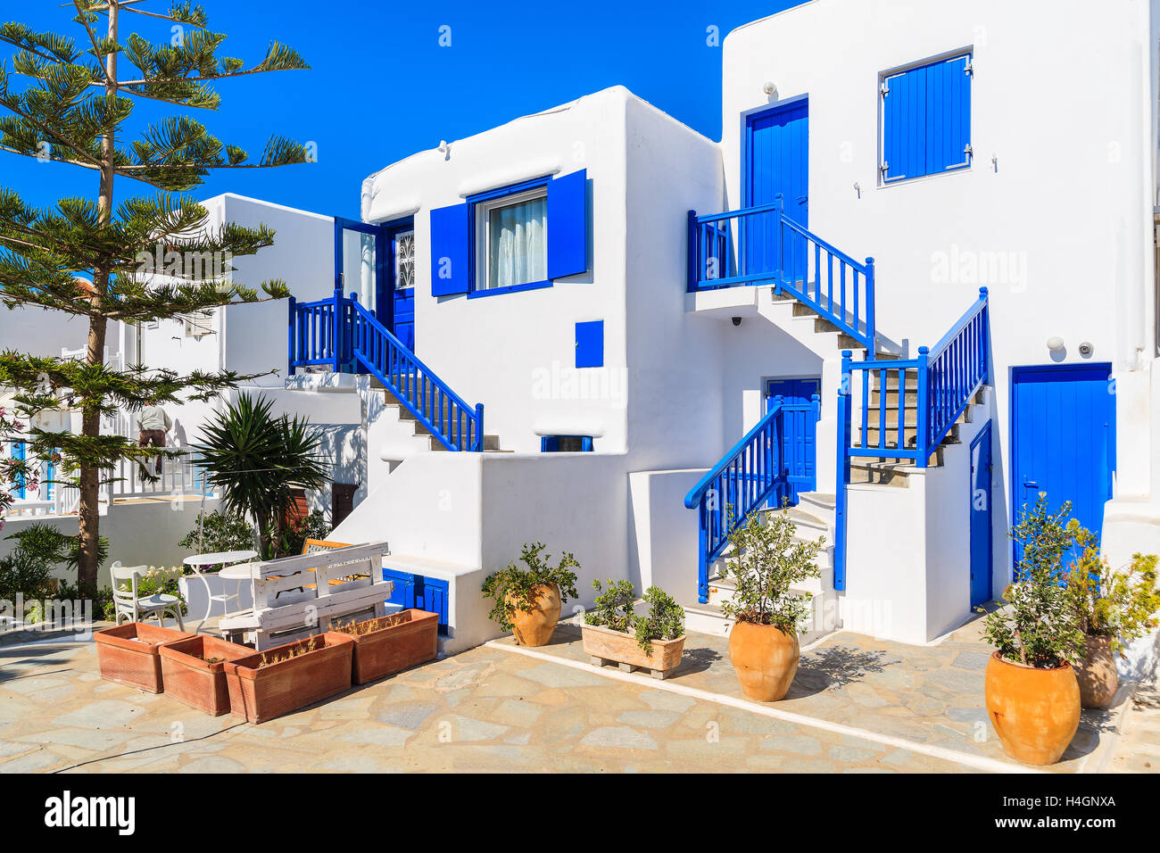 Typische weiße Häuser mit blauen Türen und Fenstern auf Mykonos-Stadt Straße, Kykladen, Griechenland Stockfoto