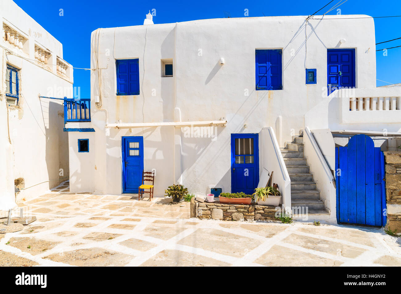Typisches griechisches Haus blaue Fenster und Türen in weiß getünchten Straße im schönen Stadt Mykonos, Kykladen, Griechenland Stockfoto