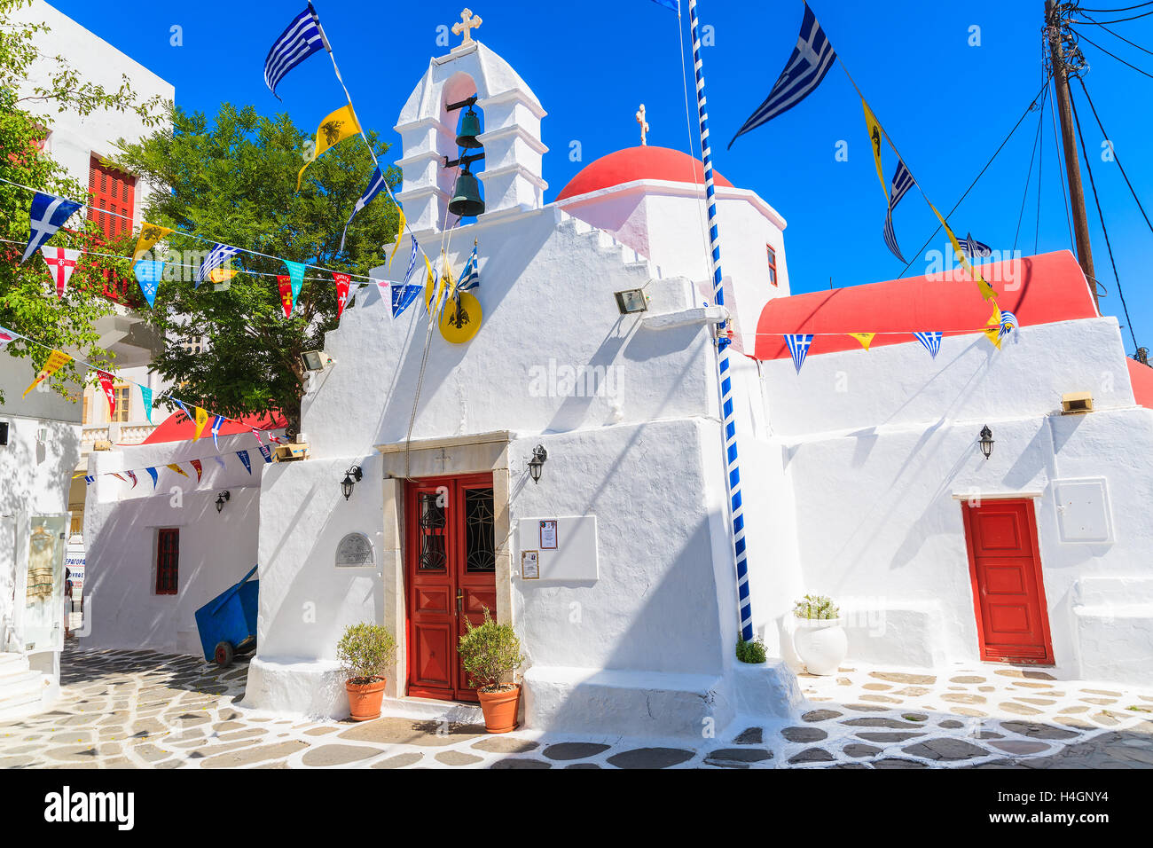 Insel MYKONOS, Griechenland - 16. Mai 2016: Kirchengebäude in weiß getünchten Straße im schönen Stadt Mykonos, Kykladen, Griechenland Stockfoto