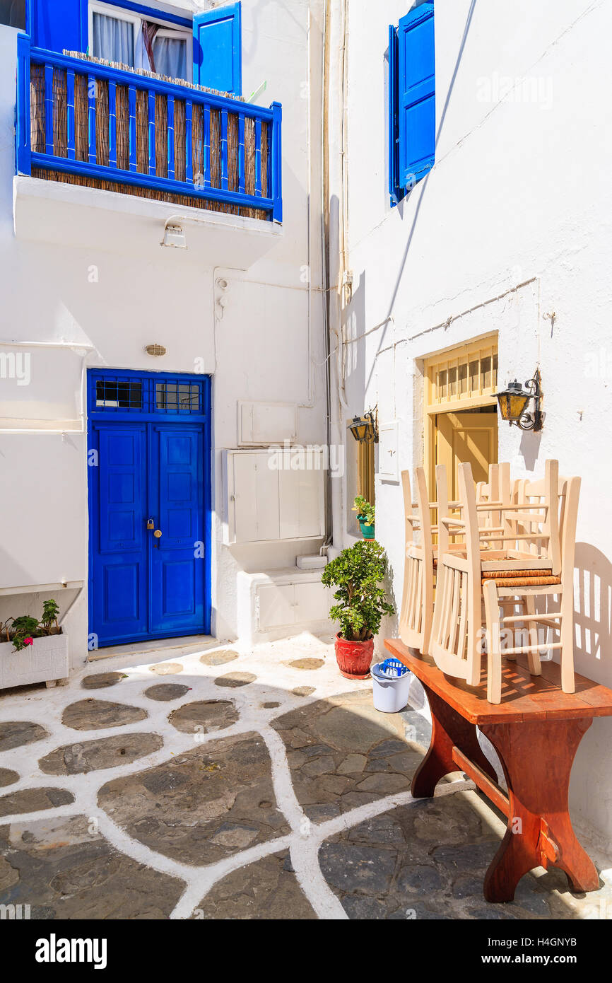 Typische Straße mit weißen Häusern in Mykonos-Stadt, Griechenland Stockfoto