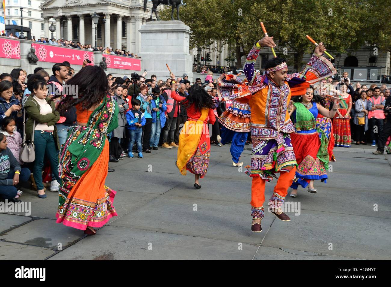 Menschen feiern die Londoner Diwali-Fest für Hindus, Sikhs und Jains am Trafalgar Square in central London. Stockfoto