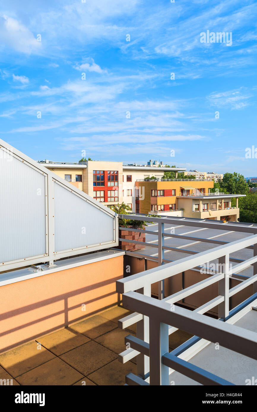 Terrasse einer New Stadtwohnung an sonnigen Sommertag in Krakau, Polen Stockfoto