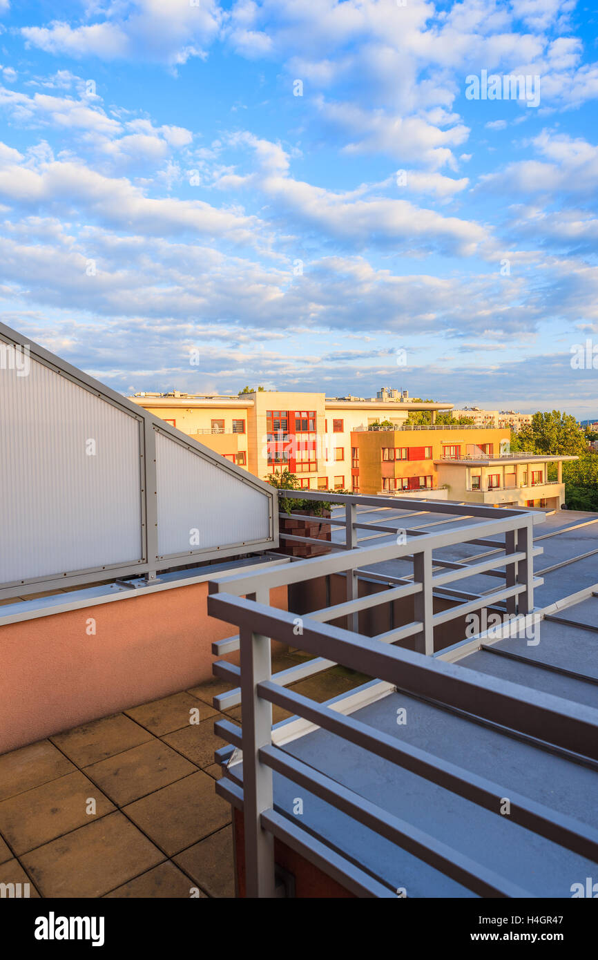 Terrasse eines New City Apartments bei Sonnenuntergang in Krakau, Polen Stockfoto