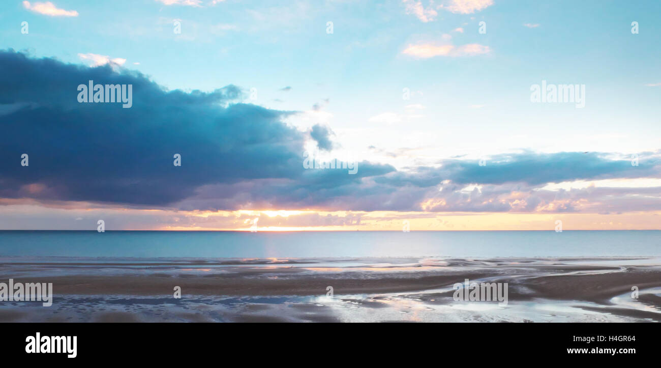 Sonnenuntergang über der irischen See an der Küste in Blackpool Stockfoto