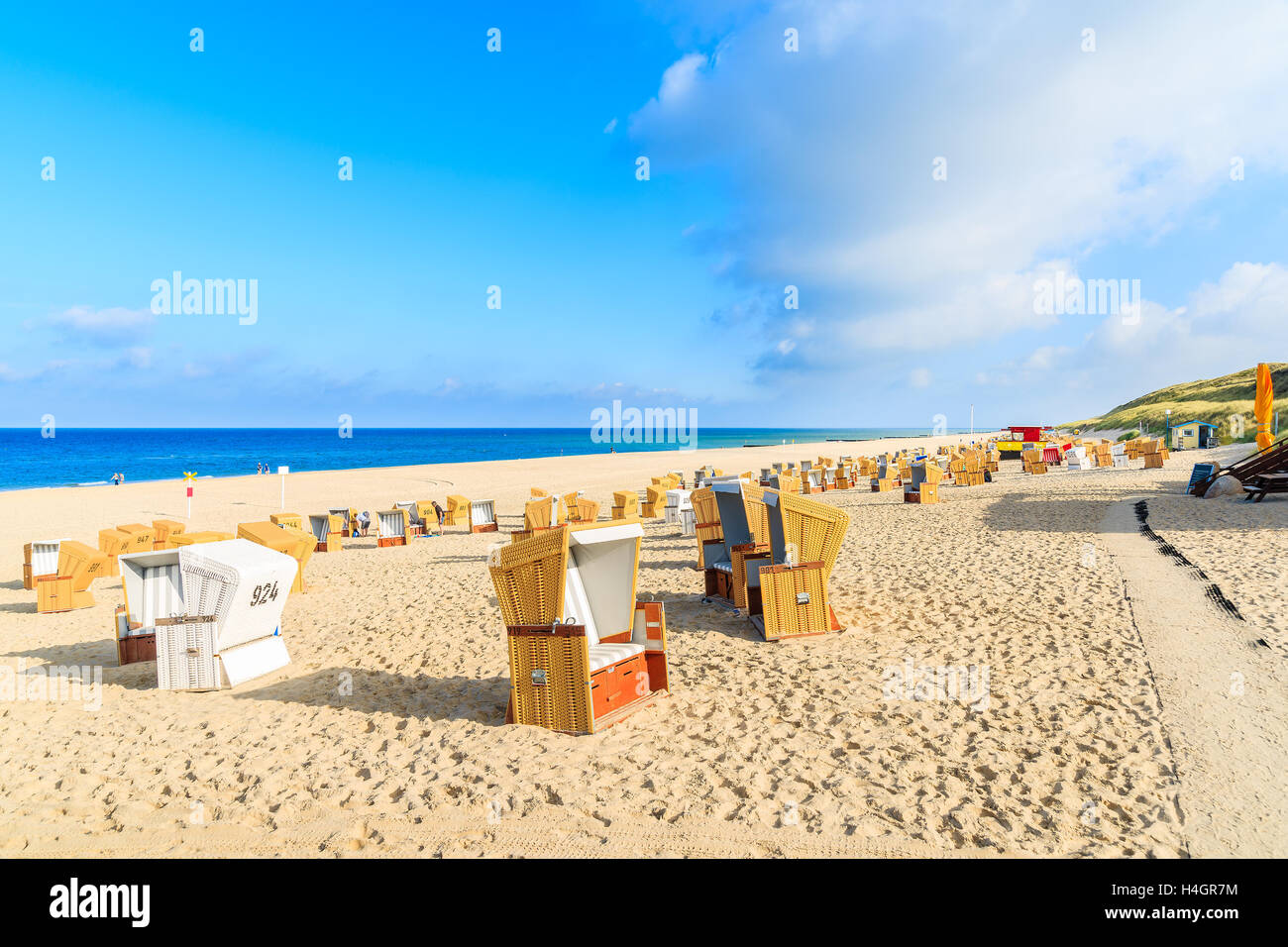 Stühle auf Wenningstedt Sandstrand im Morgenlicht, Insel Sylt, Deutschland Stockfoto